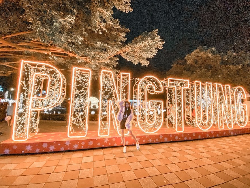 2019屏東聖誕節：2019屏東聖誕節位於屏東公園，今年以金色奇幻童話世界為主題，有超浪漫的水晶城堡還有打造14座主題打卡區裝置藝術， 因聖誕節帶動百年歷史的屏東公園吸引更多人潮前來遊玩，在每個週末還會有許多活動等你來體驗，像是聖誕老人送禮、親子魔術秀、親子氣球表演、 聖誕市集等，而且最讓人期待的是在12/21-25還有5天限定的人造雪活動！而且來到屏東不只來遊玩聖誕節還能去最近熱門的四重溪溫泉季看楓葉燈海！