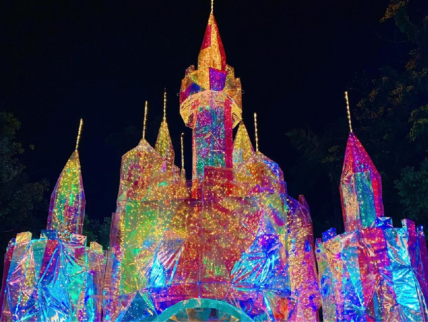 2019屏東聖誕節：2019屏東聖誕節位於屏東公園，今年以金色奇幻童話世界為主題，有超浪漫的水晶城堡還有打造14座主題打卡區裝置藝術， 因聖誕節帶動百年歷史的屏東公園吸引更多人潮前來遊玩，在每個週末還會有許多活動等你來體驗，像是聖誕老人送禮、親子魔術秀、親子氣球表演、 聖誕市集等，而且最讓人期待的是在12/21-25還有5天限定的人造雪活動！而且來到屏東不只來遊玩聖誕節還能去最近熱門的四重溪溫泉季看楓葉燈海！