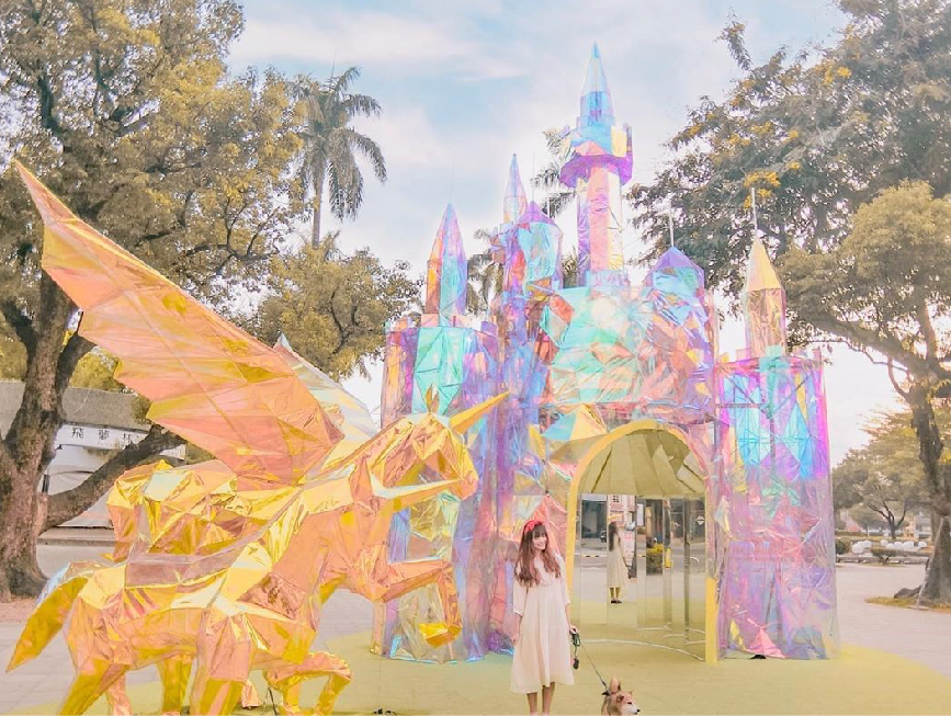 2019屏東聖誕節：2019屏東聖誕節位於屏東公園，今年以金色奇幻童話世界為主題，有超浪漫的水晶城堡還有打造14座主題打卡區裝置藝術， 因聖誕節帶動百年歷史的屏東公園吸引更多人潮前來遊玩，在每個週末還會有許多活動等你來體驗，像是聖誕老人送禮、親子魔術秀、親子氣球表演、 聖誕市集等，而且最讓人期待的是在12/21-25還有5天限定的人造雪活動！而且來到屏東不只來遊玩聖誕節還能去最近熱門的四重溪溫泉季看楓葉燈海！