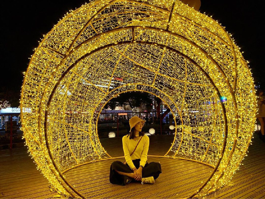 2019屏東聖誕節：2019屏東聖誕節位於屏東公園，今年以金色奇幻童話世界為主題，有超浪漫的水晶城堡還有打造14座主題打卡區裝置藝術， 因聖誕節帶動百年歷史的屏東公園吸引更多人潮前來遊玩，在每個週末還會有許多活動等你來體驗，像是聖誕老人送禮、親子魔術秀、親子氣球表演、 聖誕市集等，而且最讓人期待的是在12/21-25還有5天限定的人造雪活動！而且來到屏東不只來遊玩聖誕節還能去最近熱門的四重溪溫泉季看楓葉燈海！