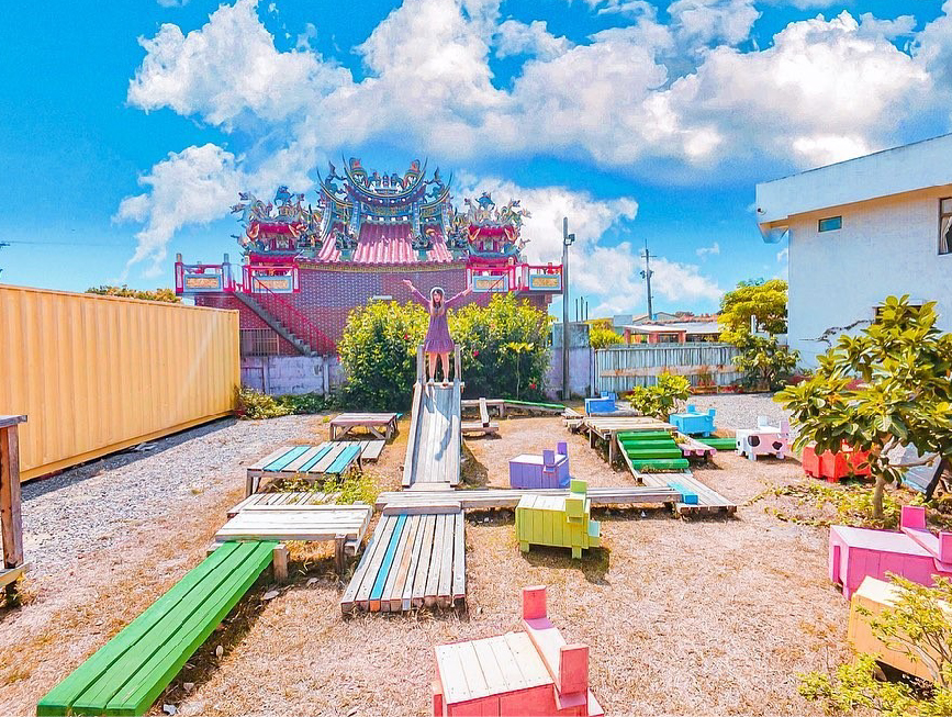 台南優雅農夫藝文農場:優雅農夫藝文農場位於台南後壁,土溝的美術館主張整個農村就是一座美術館,是一群六七年級生所打造的夢想空間, 將原本老舊農村改設成藝術色彩濃厚的殿堂,以辛苦的農夫變成優雅的農夫為精神成立優雅農夫藝術工廠、優雅農夫音樂工廠、 優雅農夫田園野趣等共同品牌,四處都能看見美麗獨特的創作品,讓土溝村落整個添加了藝術新亮點,在園區創造很多藝術空間讓大家欣賞, 也讓農場不像一般的農場,在這裡是更具有創意的農場,園區還有具在地特色餐點來到這也能品嚐看看。