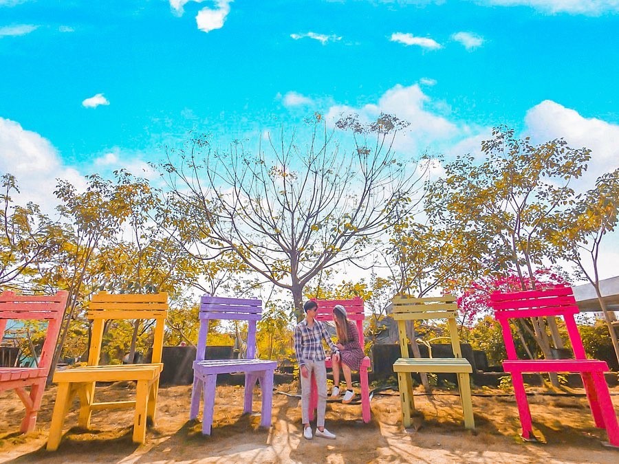 台南優雅農夫藝文農場:優雅農夫藝文農場位於台南後壁,土溝的美術館主張整個農村就是一座美術館,是一群六七年級生所打造的夢想空間, 將原本老舊農村改設成藝術色彩濃厚的殿堂,以辛苦的農夫變成優雅的農夫為精神成立優雅農夫藝術工廠、優雅農夫音樂工廠、 優雅農夫田園野趣等共同品牌,四處都能看見美麗獨特的創作品,讓土溝村落整個添加了藝術新亮點,在園區創造很多藝術空間讓大家欣賞, 也讓農場不像一般的農場,在這裡是更具有創意的農場,園區還有具在地特色餐點來到這也能品嚐看看。