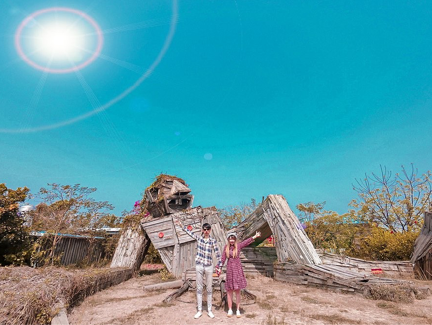 台南優雅農夫藝文農場:優雅農夫藝文農場位於台南後壁,土溝的美術館主張整個農村就是一座美術館,是一群六七年級生所打造的夢想空間, 將原本老舊農村改設成藝術色彩濃厚的殿堂,以辛苦的農夫變成優雅的農夫為精神成立優雅農夫藝術工廠、優雅農夫音樂工廠、 優雅農夫田園野趣等共同品牌,四處都能看見美麗獨特的創作品,讓土溝村落整個添加了藝術新亮點,在園區創造很多藝術空間讓大家欣賞, 也讓農場不像一般的農場,在這裡是更具有創意的農場,園區還有具在地特色餐點來到這也能品嚐看看。