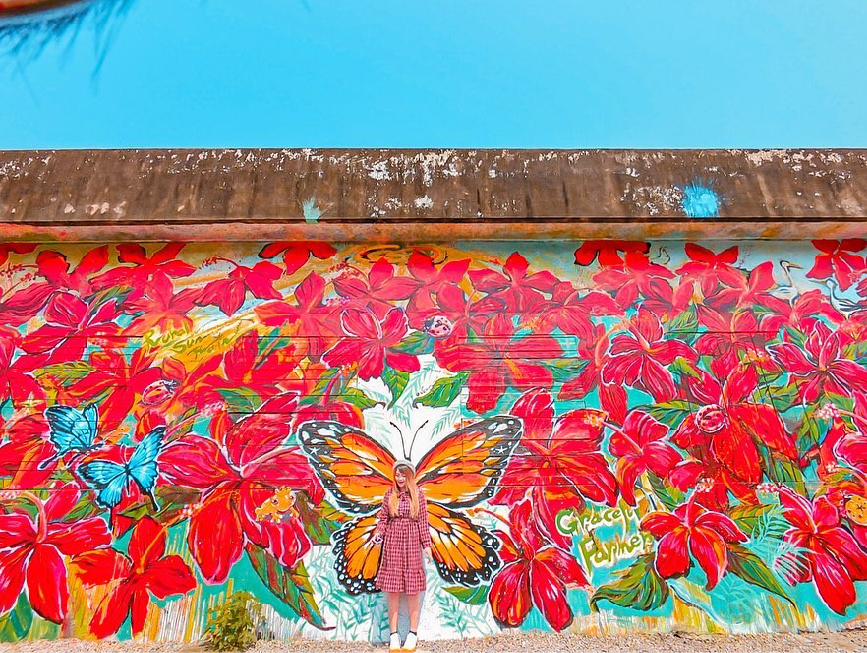 台南優雅農夫藝文農場:優雅農夫藝文農場位於台南後壁,土溝的美術館主張整個農村就是一座美術館,是一群六七年級生所打造的夢想空間, 將原本老舊農村改設成藝術色彩濃厚的殿堂,以辛苦的農夫變成優雅的農夫為精神成立優雅農夫藝術工廠、優雅農夫音樂工廠、 優雅農夫田園野趣等共同品牌,四處都能看見美麗獨特的創作品,讓土溝村落整個添加了藝術新亮點,在園區創造很多藝術空間讓大家欣賞, 也讓農場不像一般的農場,在這裡是更具有創意的農場,園區還有具在地特色餐點來到這也能品嚐看看。