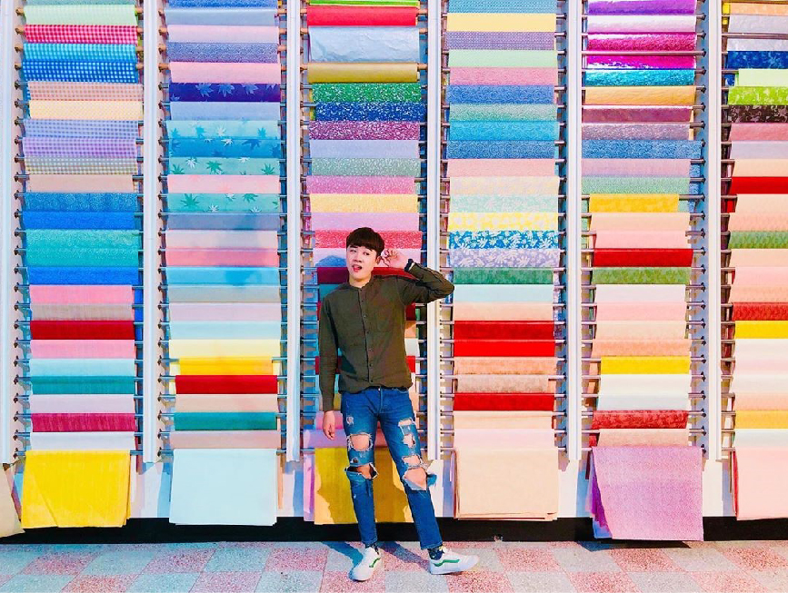 南投造紙龍手創館：造紙龍手創館位於南投縣埔里鄉，是埔里紙廠在原本的二廠所成立的手創館觀光工廠，很適合親子旅遊的DIY景點， 來到造紙龍手創館不僅可以了解機械造紙知識還可以動手DIY立體捲紙玩創意，園區還有用各式各樣的紙材料做成的藝術裝飾， 很多遊客來到這都會跟這些創意裝飾拍照打卡，也是吸引遊客來到這之一，園區也希望將傳統產業加入觀光DIY讓大家更加了解台灣造紙工藝。