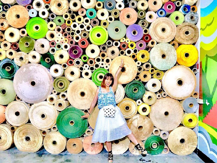 南投造紙龍手創館：造紙龍手創館位於南投縣埔里鄉，是埔里紙廠在原本的二廠所成立的手創館觀光工廠，很適合親子旅遊的DIY景點， 來到造紙龍手創館不僅可以了解機械造紙知識還可以動手DIY立體捲紙玩創意，園區還有用各式各樣的紙材料做成的藝術裝飾， 很多遊客來到這都會跟這些創意裝飾拍照打卡，也是吸引遊客來到這之一，園區也希望將傳統產業加入觀光DIY讓大家更加了解台灣造紙工藝。