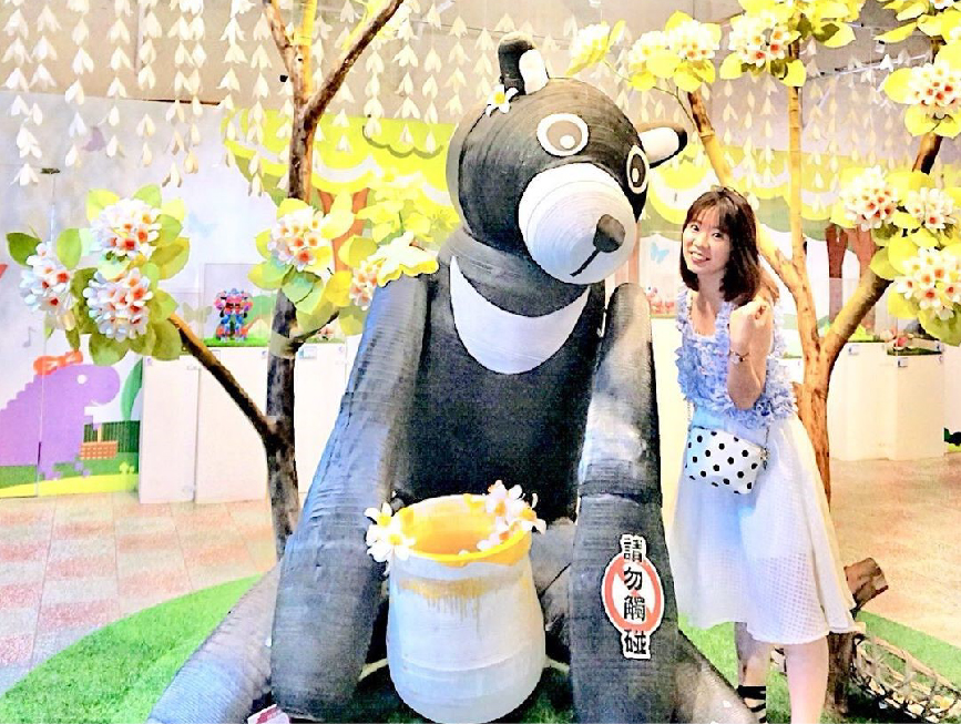 南投造紙龍手創館：造紙龍手創館位於南投縣埔里鄉，是埔里紙廠在原本的二廠所成立的手創館觀光工廠，很適合親子旅遊的DIY景點， 來到造紙龍手創館不僅可以了解機械造紙知識還可以動手DIY立體捲紙玩創意，園區還有用各式各樣的紙材料做成的藝術裝飾， 很多遊客來到這都會跟這些創意裝飾拍照打卡，也是吸引遊客來到這之一，園區也希望將傳統產業加入觀光DIY讓大家更加了解台灣造紙工藝。