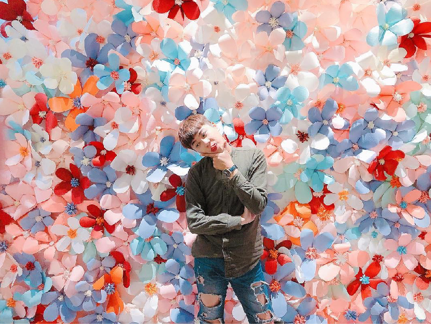 南投造紙龍手創館：造紙龍手創館位於南投縣埔里鄉，是埔里紙廠在原本的二廠所成立的手創館觀光工廠，很適合親子旅遊的DIY景點， 來到造紙龍手創館不僅可以了解機械造紙知識還可以動手DIY立體捲紙玩創意，園區還有用各式各樣的紙材料做成的藝術裝飾， 很多遊客來到這都會跟這些創意裝飾拍照打卡，也是吸引遊客來到這之一，園區也希望將傳統產業加入觀光DIY讓大家更加了解台灣造紙工藝。