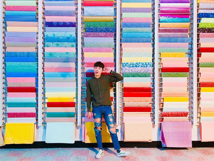 南投造紙龍手創館：造紙龍手創館位於南投縣埔里鄉，是埔里紙廠在原本的二廠所成立的手創館觀光工廠，很適合親子旅遊的DIY景點， 來到造紙龍手創館不僅可以了解機械造紙知識還可以動手DIY立體捲紙玩創意，園區還有用各式各樣的紙材料做成的藝術裝飾， 很多遊客來到這都會跟這些創意裝飾拍照打卡，也是吸引遊客來到這之一，園區也希望將傳統產業加入觀光DIY讓大家更加了解台灣造紙工藝。