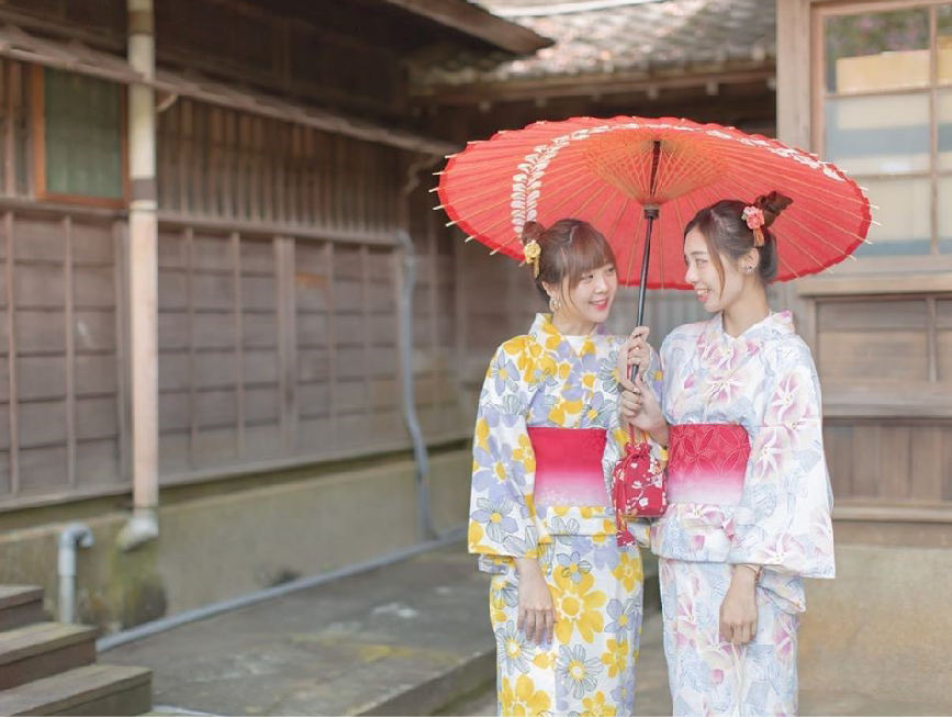 昭和十八J18-嘉義市史蹟資料館：史蹟資料館位於嘉義公園內，嘉義市史蹟資料館兩棟建物是日治時期嘉義神社附屬的齋館及社務所，嘉義市史蹟資料館列為市定古蹟， 創建於昭和18年(西元1943年)，齋館係前往神社祭祀前齋戒和準備的地方，而社務所為神社行政管理辦公處，在嘉義市古蹟資料館裡面展示很多有關嘉義的人與嘉義市的事，以過去與現在的時光交錯，就像是走進了嘉義的時光隧道， 來到嘉義玩想要認識嘉義的歷史來到這裡那就對了。