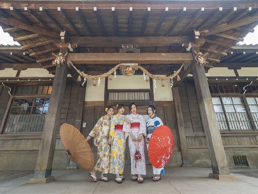 昭和十八J18-嘉義市史蹟資料館：史蹟資料館位於嘉義公園內，嘉義市史蹟資料館兩棟建物是日治時期嘉義神社附屬的齋館及社務所，嘉義市史蹟資料館列為市定古蹟， 創建於昭和18年(西元1943年)，齋館係前往神社祭祀前齋戒和準備的地方，而社務所為神社行政管理辦公處，在嘉義市古蹟資料館裡面展示很多有關嘉義的人與嘉義市的事，以過去與現在的時光交錯，就像是走進了嘉義的時光隧道， 來到嘉義玩想要認識嘉義的歷史來到這裡那就對了。