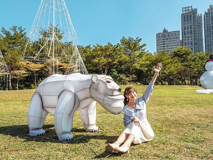 2020台灣燈會.璀璨台中:2020台灣燈會在台中,這次以璀璨台中為主軸.台灣燈會的副展區這次與戽斗星球合作-我把戽斗星球變大了,還沒正式開始就吸引許多遊客前來拍照, 因為扭蛋而紅的戽斗星球為這次燈會副展區,推出超多超大戽斗動物,在文心森林公園展出以親子同樂為主軸,規劃各種節慶場景、童話故事燈區, 吸引許多遊客前來欣賞,副展區燈會從12/21-02/23展期共有65天,別錯過可以看到這麼大戽斗星球的機會。