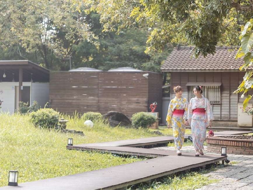 昭和十八J18-嘉義市史蹟資料館：史蹟資料館位於嘉義公園內，嘉義市史蹟資料館兩棟建物是日治時期嘉義神社附屬的齋館及社務所，嘉義市史蹟資料館列為市定古蹟， 創建於昭和18年(西元1943年)，齋館係前往神社祭祀前齋戒和準備的地方，而社務所為神社行政管理辦公處，在嘉義市古蹟資料館裡面展示很多有關嘉義的人與嘉義市的事，以過去與現在的時光交錯，就像是走進了嘉義的時光隧道， 來到嘉義玩想要認識嘉義的歷史來到這裡那就對了。