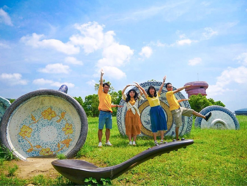 新北三鶯藝術村：三鶯藝術村位於新北市鶯歌區，遠看就能看見許多巨大碗盤杯子，可以在這當杯緣子，新北市歌陶瓷館博物館以兒童藝術教育為主題，分為工作坊、 展示廳的室內展演區域，在戶外還有設置造景藝術像是巨大的碗盤跟杯子、紅磚拱門隧道、還有超大型手拉坏藝術裝置等， 打造三鶯藝術村成為一座兼具文化、藝術、教育、生態的休閒場所，來到鶯藝術村遊玩還能到附近的龍窯橋。