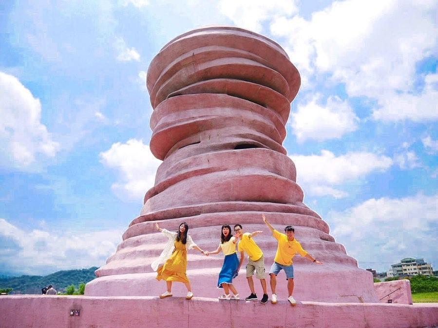 新北三鶯藝術村：三鶯藝術村位於新北市鶯歌區，遠看就能看見許多巨大碗盤杯子，可以在這當杯緣子，新北市歌陶瓷館博物館以兒童藝術教育為主題，分為工作坊、 展示廳的室內展演區域，在戶外還有設置造景藝術像是巨大的碗盤跟杯子、紅磚拱門隧道、還有超大型手拉坏藝術裝置等， 打造三鶯藝術村成為一座兼具文化、藝術、教育、生態的休閒場所，來到鶯藝術村遊玩還能到附近的龍窯橋。