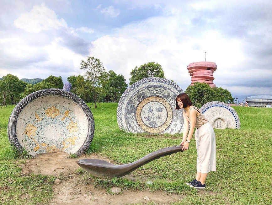 新北三鶯藝術村：三鶯藝術村位於新北市鶯歌區，遠看就能看見許多巨大碗盤杯子，可以在這當杯緣子，新北市歌陶瓷館博物館以兒童藝術教育為主題，分為工作坊、 展示廳的室內展演區域，在戶外還有設置造景藝術像是巨大的碗盤跟杯子、紅磚拱門隧道、還有超大型手拉坏藝術裝置等， 打造三鶯藝術村成為一座兼具文化、藝術、教育、生態的休閒場所，來到鶯藝術村遊玩還能到附近的龍窯橋。