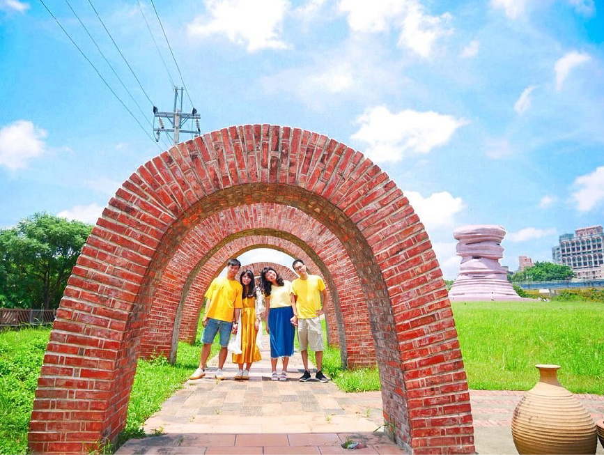 新北三鶯藝術村：三鶯藝術村位於新北市鶯歌區，遠看就能看見許多巨大碗盤杯子，可以在這當杯緣子，新北市歌陶瓷館博物館以兒童藝術教育為主題，分為工作坊、 展示廳的室內展演區域，在戶外還有設置造景藝術像是巨大的碗盤跟杯子、紅磚拱門隧道、還有超大型手拉坏藝術裝置等， 打造三鶯藝術村成為一座兼具文化、藝術、教育、生態的休閒場所，來到鶯藝術村遊玩還能到附近的龍窯橋。