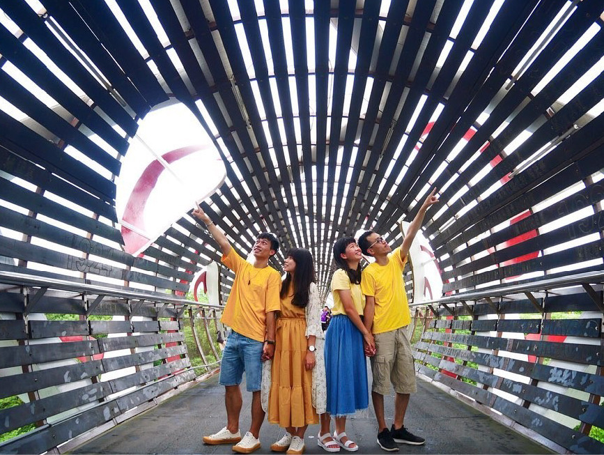 新北三鶯藝術村：三鶯藝術村位於新北市鶯歌區，遠看就能看見許多巨大碗盤杯子，可以在這當杯緣子，新北市歌陶瓷館博物館以兒童藝術教育為主題，分為工作坊、 展示廳的室內展演區域，在戶外還有設置造景藝術像是巨大的碗盤跟杯子、紅磚拱門隧道、還有超大型手拉坏藝術裝置等， 打造三鶯藝術村成為一座兼具文化、藝術、教育、生態的休閒場所，來到鶯藝術村遊玩還能到附近的龍窯橋。