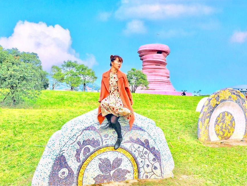 新北三鶯藝術村：三鶯藝術村位於新北市鶯歌區，遠看就能看見許多巨大碗盤杯子，可以在這當杯緣子，新北市歌陶瓷館博物館以兒童藝術教育為主題，分為工作坊、 展示廳的室內展演區域，在戶外還有設置造景藝術像是巨大的碗盤跟杯子、紅磚拱門隧道、還有超大型手拉坏藝術裝置等， 打造三鶯藝術村成為一座兼具文化、藝術、教育、生態的休閒場所，來到鶯藝術村遊玩還能到附近的龍窯橋。