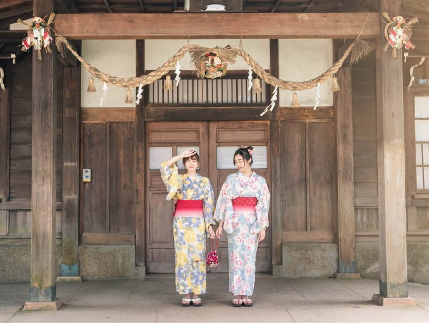 昭和十八J18-嘉義市史蹟資料館：史蹟資料館位於嘉義公園內，嘉義市史蹟資料館兩棟建物是日治時期嘉義神社附屬的齋館及社務所，嘉義市史蹟資料館列為市定古蹟， 創建於昭和18年(西元1943年)，齋館係前往神社祭祀前齋戒和準備的地方，而社務所為神社行政管理辦公處，在嘉義市古蹟資料館裡面展示很多有關嘉義的人與嘉義市的事，以過去與現在的時光交錯，就像是走進了嘉義的時光隧道， 來到嘉義玩想要認識嘉義的歷史來到這裡那就對了。