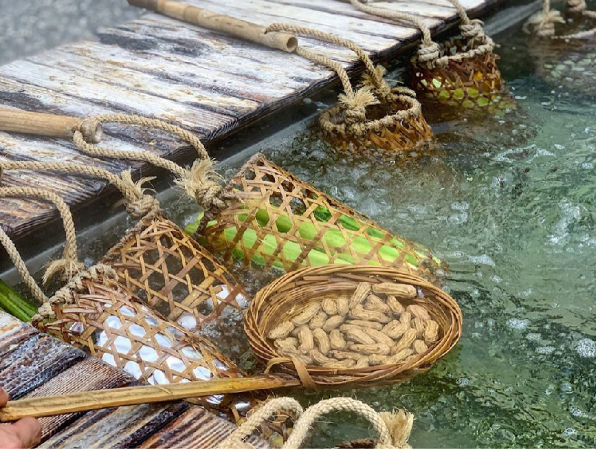 宜蘭清水地熱公園：清水地熱位於大同鄉清水村南側的清水溪谷中，溫泉的溫度很高，公園占地2.5公頃，目前已發展為地熱資源，地熱溫泉屬於鹼性泉， 遊客來到這裡遊玩一定要到清水地熱服務區購買食材跟租借器具，到煮蛋持提著竹簍煮溫泉蛋玉米等，還可以在清水地熱公園裡免費泡腳， 在冷冷的天泡上溫泉超溫暖的！還能享受自己野外煮的溫泉美食。