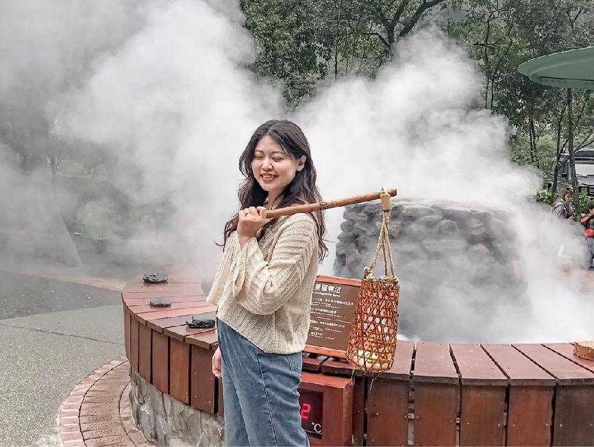 宜蘭清水地熱公園：清水地熱位於大同鄉清水村南側的清水溪谷中，溫泉的溫度很高，公園占地2.5公頃，目前已發展為地熱資源，地熱溫泉屬於鹼性泉， 遊客來到這裡遊玩一定要到清水地熱服務區購買食材跟租借器具，到煮蛋持提著竹簍煮溫泉蛋玉米等，還可以在清水地熱公園裡免費泡腳， 在冷冷的天泡上溫泉超溫暖的！還能享受自己野外煮的溫泉美食。