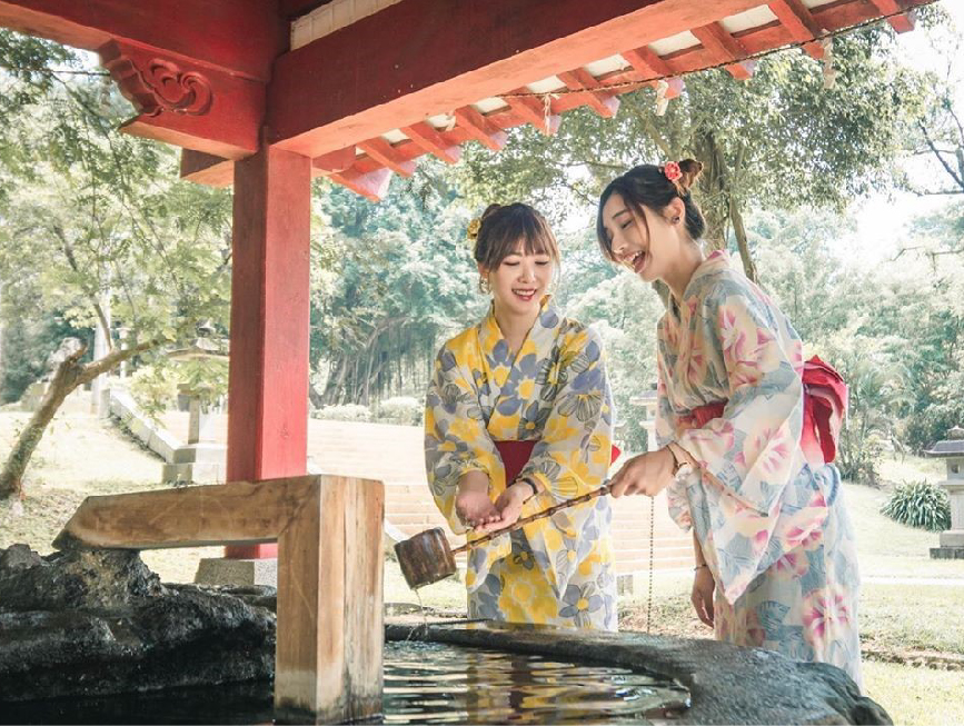 昭和十八J18-嘉義市史蹟資料館：史蹟資料館位於嘉義公園內，嘉義市史蹟資料館兩棟建物是日治時期嘉義神社附屬的齋館及社務所，嘉義市史蹟資料館列為市定古蹟， 創建於昭和18年(西元1943年)，齋館係前往神社祭祀前齋戒和準備的地方，而社務所為神社行政管理辦公處，在嘉義市古蹟資料館裡面展示很多有關嘉義的人與嘉義市的事，以過去與現在的時光交錯，就像是走進了嘉義的時光隧道， 來到嘉義玩想要認識嘉義的歷史來到這裡那就對了。