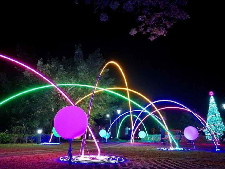 2020石岡食水嵙溪花漾藝術節燈會:迎接2020台灣燈會,台中石岡食水嵙溪花漾藝術節率先點燈,共有九大主題燈區以花漾水鄉.璀璨石岡為主軸, 展期時間相當長展期至明年2020年2月8日展期共有64天,展區位於食水嵙溪休閒農園、綠六廣場、東豐自行車道、情人木橋及鵲橋等景點, 藝術燈共有九大主題燈區,生態魔幻耶誕樹、天使情人夢、活力光廊、能量隧道、星光寰宇廳、彩虹心願瀑布、愛情風鈴、奇幻稻穗大道、 魔幻水車及銀河生命樂章等9大主題燈區。