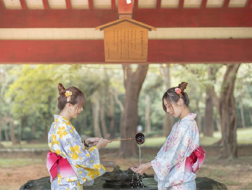 昭和十八J18-嘉義市史蹟資料館：史蹟資料館位於嘉義公園內，嘉義市史蹟資料館兩棟建物是日治時期嘉義神社附屬的齋館及社務所，嘉義市史蹟資料館列為市定古蹟， 創建於昭和18年(西元1943年)，齋館係前往神社祭祀前齋戒和準備的地方，而社務所為神社行政管理辦公處，在嘉義市古蹟資料館裡面展示很多有關嘉義的人與嘉義市的事，以過去與現在的時光交錯，就像是走進了嘉義的時光隧道， 來到嘉義玩想要認識嘉義的歷史來到這裡那就對了。