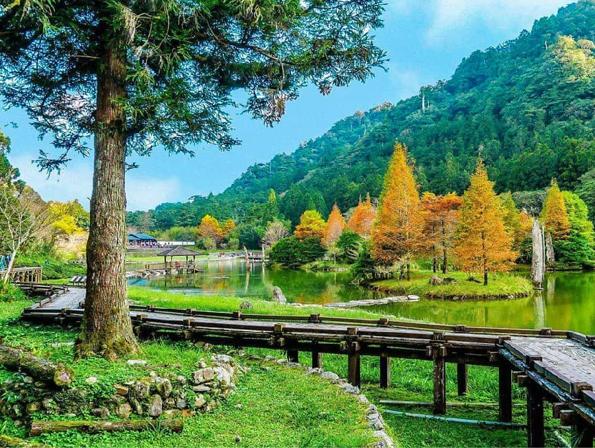 明池國家森林遊樂區：明池森林遊樂區位在宜蘭縣大同鄉，海拔約在1150至1700公尺間，是一個高山人工湖泊，是一個假日帶著家人踏青森林浴的好地方， 園區裡面有青年活動中心、苗圃、森林步道、環湖步道等遊憩設施，明池森林遊樂區有北橫明珠的美稱，也是北部橫貫公路的最高點， 明池森林遊樂區的池畔園林分為慈園、靜石園，藏園，園區除了森林來有鳥類、蝴蝶、松鼠等生態可以觀賞，在這裡很適合假日出門走走的好景點。