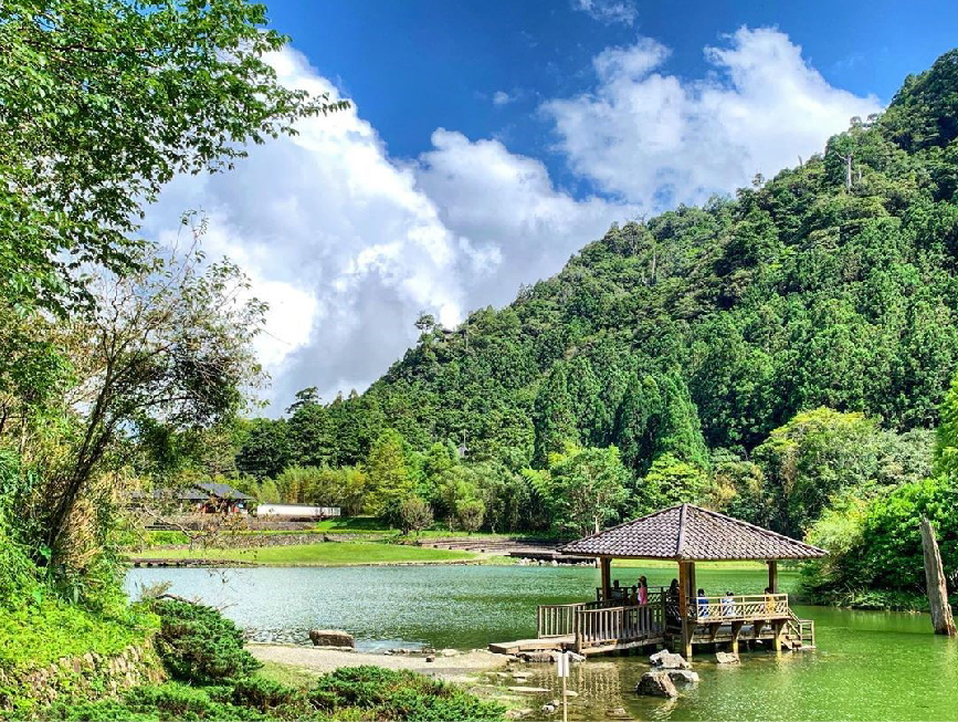 明池國家森林遊樂區：明池森林遊樂區位在宜蘭縣大同鄉，海拔約在1150至1700公尺間，是一個高山人工湖泊，是一個假日帶著家人踏青森林浴的好地方， 園區裡面有青年活動中心、苗圃、森林步道、環湖步道等遊憩設施，明池森林遊樂區有北橫明珠的美稱，也是北部橫貫公路的最高點， 明池森林遊樂區的池畔園林分為慈園、靜石園，藏園，園區除了森林來有鳥類、蝴蝶、松鼠等生態可以觀賞，在這裡很適合假日出門走走的好景點。