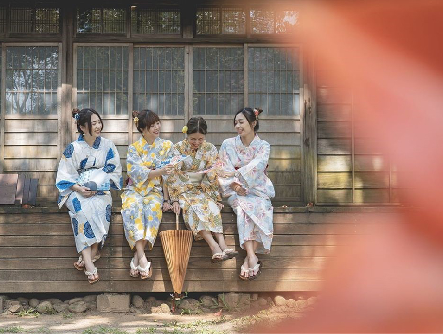 昭和十八J18-嘉義市史蹟資料館：史蹟資料館位於嘉義公園內，嘉義市史蹟資料館兩棟建物是日治時期嘉義神社附屬的齋館及社務所，嘉義市史蹟資料館列為市定古蹟， 創建於昭和18年(西元1943年)，齋館係前往神社祭祀前齋戒和準備的地方，而社務所為神社行政管理辦公處，在嘉義市古蹟資料館裡面展示很多有關嘉義的人與嘉義市的事，以過去與現在的時光交錯，就像是走進了嘉義的時光隧道， 來到嘉義玩想要認識嘉義的歷史來到這裡那就對了。