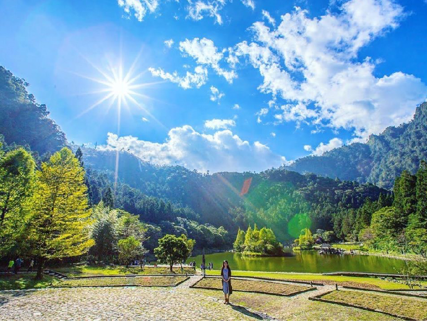 明池國家森林遊樂區：明池森林遊樂區位在宜蘭縣大同鄉，海拔約在1150至1700公尺間，是一個高山人工湖泊，是一個假日帶著家人踏青森林浴的好地方， 園區裡面有青年活動中心、苗圃、森林步道、環湖步道等遊憩設施，明池森林遊樂區有北橫明珠的美稱，也是北部橫貫公路的最高點， 明池森林遊樂區的池畔園林分為慈園、靜石園，藏園，園區除了森林來有鳥類、蝴蝶、松鼠等生態可以觀賞，在這裡很適合假日出門走走的好景點。