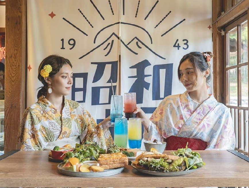 昭和十八J18-嘉義市史蹟資料館：史蹟資料館位於嘉義公園內，嘉義市史蹟資料館兩棟建物是日治時期嘉義神社附屬的齋館及社務所，嘉義市史蹟資料館列為市定古蹟， 創建於昭和18年(西元1943年)，齋館係前往神社祭祀前齋戒和準備的地方，而社務所為神社行政管理辦公處，在嘉義市古蹟資料館裡面展示很多有關嘉義的人與嘉義市的事，以過去與現在的時光交錯，就像是走進了嘉義的時光隧道， 來到嘉義玩想要認識嘉義的歷史來到這裡那就對了。