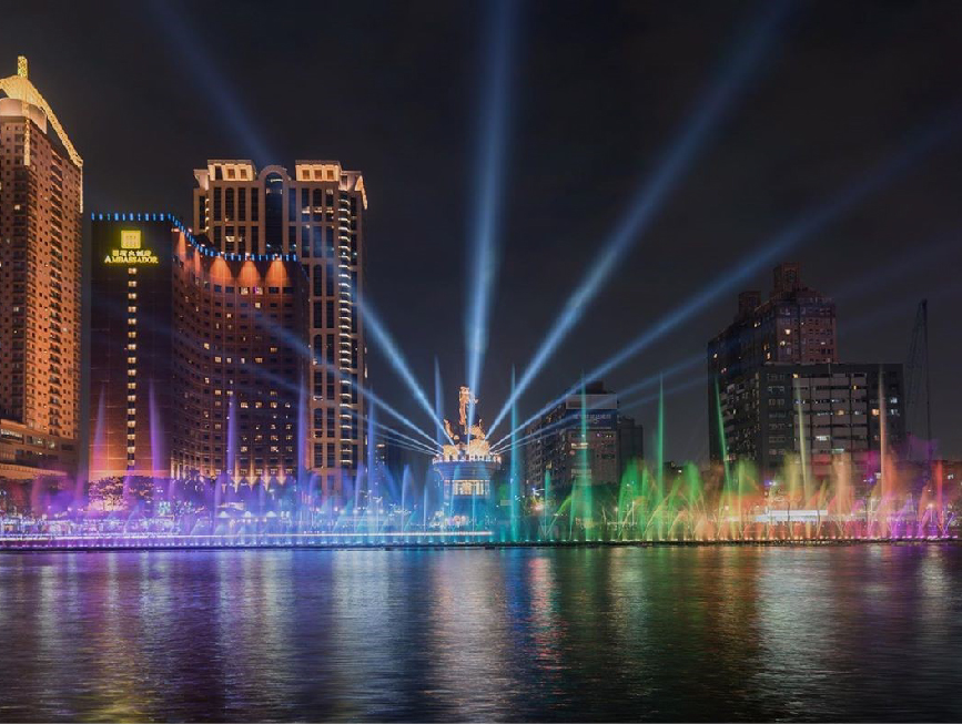 高雄愛河水舞季:想觀賞水舞秀不用跑去國外,現在在高雄愛河聖誕節開始一直到明年的03/23有精彩的水舞秀表演可以看,為期三個月的時間可以欣賞呢! 水舞秀長達20米高的水柱有亮麗的彩色燈光還有搭配音效一次滿足視覺與聽覺的享受,水舞秀總共有492個噴頭,總長度達120公尺, 最近高雄還有追光季的活動,可以欣賞完追光季再到愛河看水舞秀。