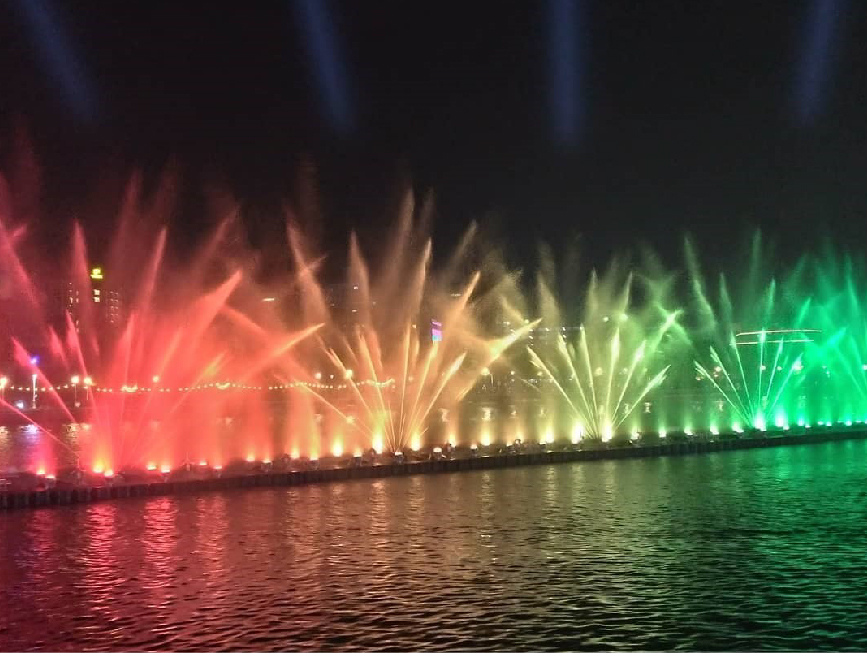 高雄愛河水舞季:想觀賞水舞秀不用跑去國外,現在在高雄愛河聖誕節開始一直到明年的03/23有精彩的水舞秀表演可以看,為期三個月的時間可以欣賞呢! 水舞秀長達20米高的水柱有亮麗的彩色燈光還有搭配音效一次滿足視覺與聽覺的享受,水舞秀總共有492個噴頭,總長度達120公尺, 最近高雄還有追光季的活動,可以欣賞完追光季再到愛河看水舞秀。