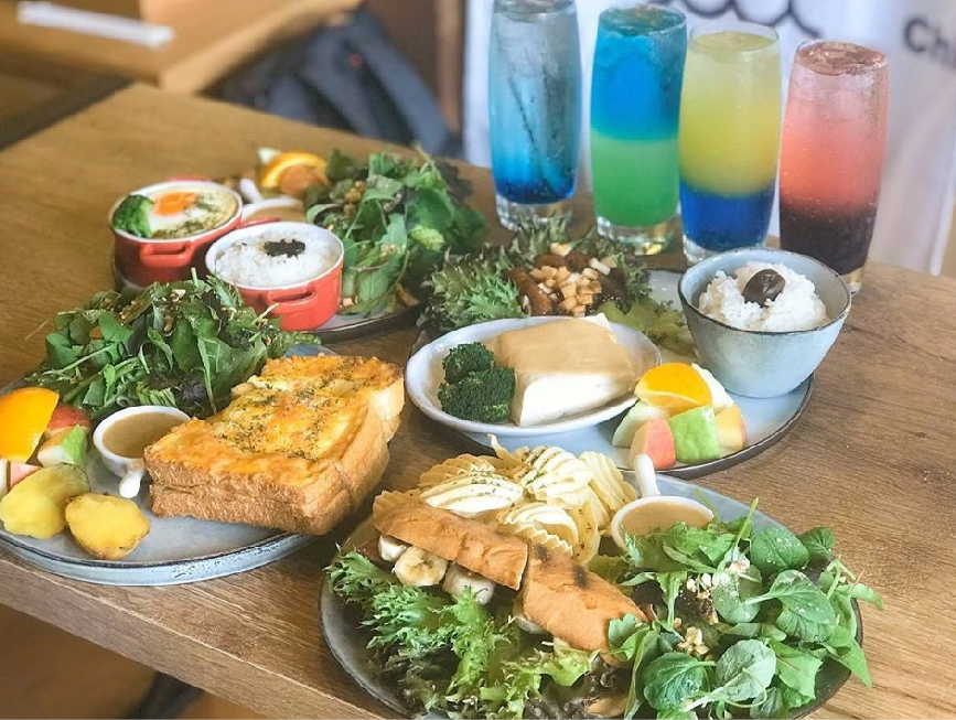 昭和十八J18-嘉義市史蹟資料館：史蹟資料館位於嘉義公園內，嘉義市史蹟資料館兩棟建物是日治時期嘉義神社附屬的齋館及社務所，嘉義市史蹟資料館列為市定古蹟， 創建於昭和18年(西元1943年)，齋館係前往神社祭祀前齋戒和準備的地方，而社務所為神社行政管理辦公處，在嘉義市古蹟資料館裡面展示很多有關嘉義的人與嘉義市的事，以過去與現在的時光交錯，就像是走進了嘉義的時光隧道， 來到嘉義玩想要認識嘉義的歷史來到這裡那就對了。