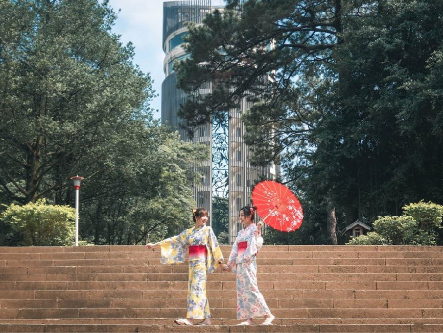 昭和十八J18-嘉義市史蹟資料館：史蹟資料館位於嘉義公園內，嘉義市史蹟資料館兩棟建物是日治時期嘉義神社附屬的齋館及社務所，嘉義市史蹟資料館列為市定古蹟， 創建於昭和18年(西元1943年)，齋館係前往神社祭祀前齋戒和準備的地方，而社務所為神社行政管理辦公處，在嘉義市古蹟資料館裡面展示很多有關嘉義的人與嘉義市的事，以過去與現在的時光交錯，就像是走進了嘉義的時光隧道， 來到嘉義玩想要認識嘉義的歷史來到這裡那就對了。