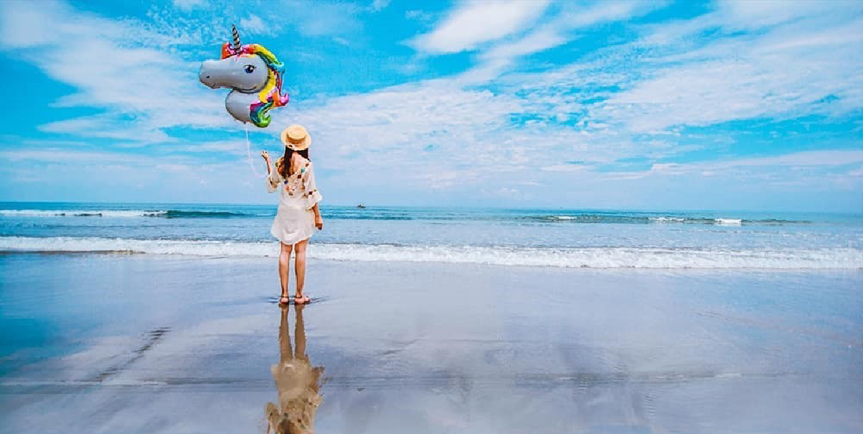 都歷海灘-天空之鏡:不用飛到玻利維亞也可以拍到天空之鏡,就位於台東的都歷海灘,這裡是衝浪客最愛的海灘,在退潮前一小時站在海灘上就可以拍出天空之鏡的美景,呈現像是鏡面的倒影整個浮現在海灘上,美麗的景色吸引許多遊客前來遊玩。