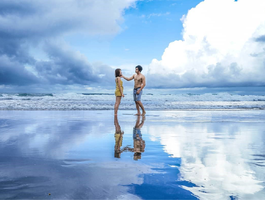 都歷海灘-天空之鏡:不用飛到玻利維亞也可以拍到天空之鏡,就位於台東的都歷海灘,這裡是衝浪客最愛的海灘,在退潮前一小時站在海灘上就可以拍出天空之鏡的美景,呈現像是鏡面的倒影整個浮現在海灘上,美麗的景色吸引許多遊客前來遊玩。