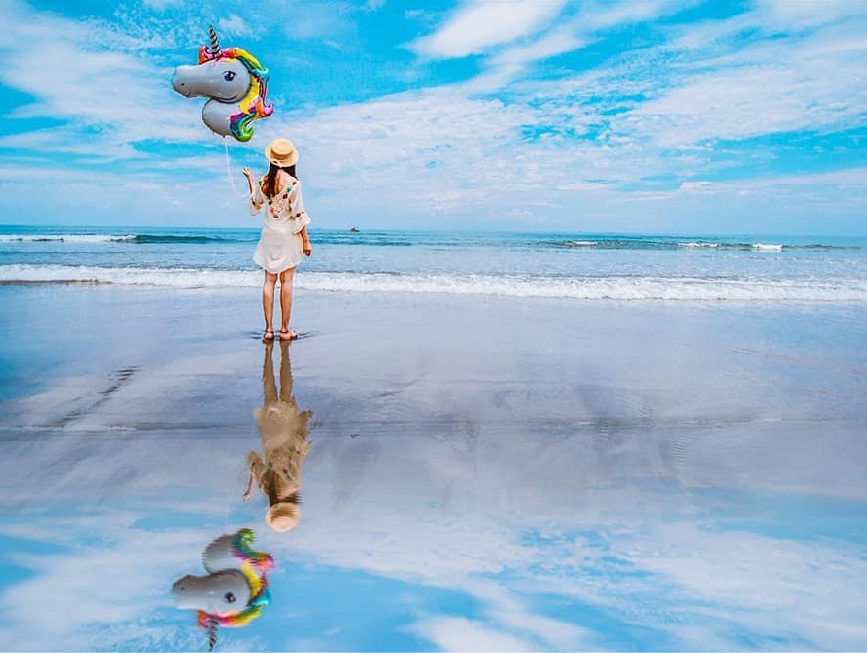 都歷海灘-天空之鏡:不用飛到玻利維亞也可以拍到天空之鏡,就位於台東的都歷海灘,這裡是衝浪客最愛的海灘,在退潮前一小時站在海灘上就可以拍出天空之鏡的美景,呈現像是鏡面的倒影整個浮現在海灘上,美麗的景色吸引許多遊客前來遊玩。