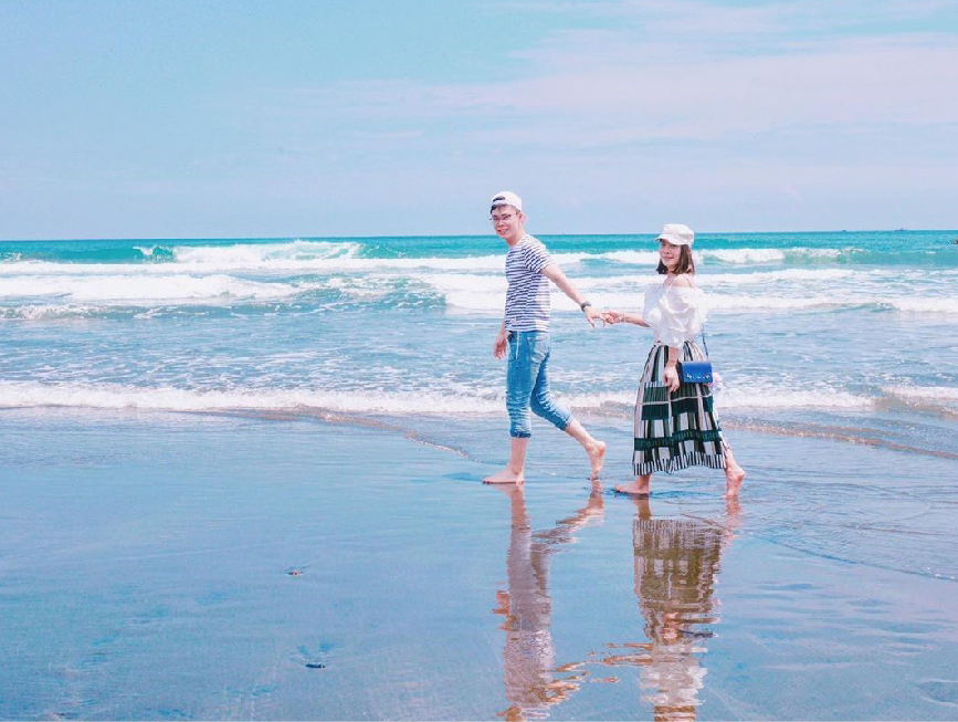 都歷海灘-天空之鏡:不用飛到玻利維亞也可以拍到天空之鏡,就位於台東的都歷海灘,這裡是衝浪客最愛的海灘,在退潮前一小時站在海灘上就可以拍出天空之鏡的美景,呈現像是鏡面的倒影整個浮現在海灘上,美麗的景色吸引許多遊客前來遊玩。