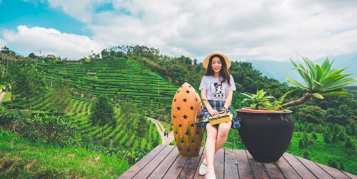 鹿篙咖啡莊園:南投最新景點鹿篙咖啡莊園位於魚池,置身在山林超美的景觀餐廳,鹿篙咖啡棣屬台灣農林公司,現在試營運期間不收取門票, 所以趁現在趕緊到這裡遊玩吧!在園區裡面未來有可能還會有導覽跟DIY課程體驗,所以要追蹤他們的消息呦~