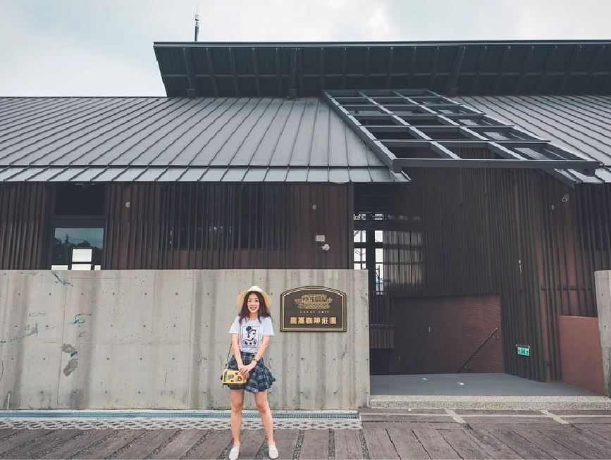 鹿篙咖啡莊園:南投最新景點鹿篙咖啡莊園位於魚池,置身在山林超美的景觀餐廳,鹿篙咖啡棣屬台灣農林公司,現在試營運期間不收取門票, 所以趁現在趕緊到這裡遊玩吧!在園區裡面未來有可能還會有導覽跟DIY課程體驗,所以要追蹤他們的消息呦~