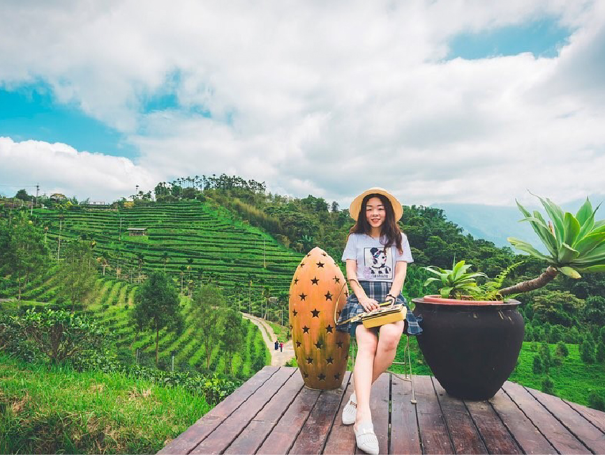 鹿篙咖啡莊園:南投最新景點鹿篙咖啡莊園位於魚池,置身在山林超美的景觀餐廳,鹿篙咖啡棣屬台灣農林公司,現在試營運期間不收取門票, 所以趁現在趕緊到這裡遊玩吧!在園區裡面未來有可能還會有導覽跟DIY課程體驗,所以要追蹤他們的消息呦~