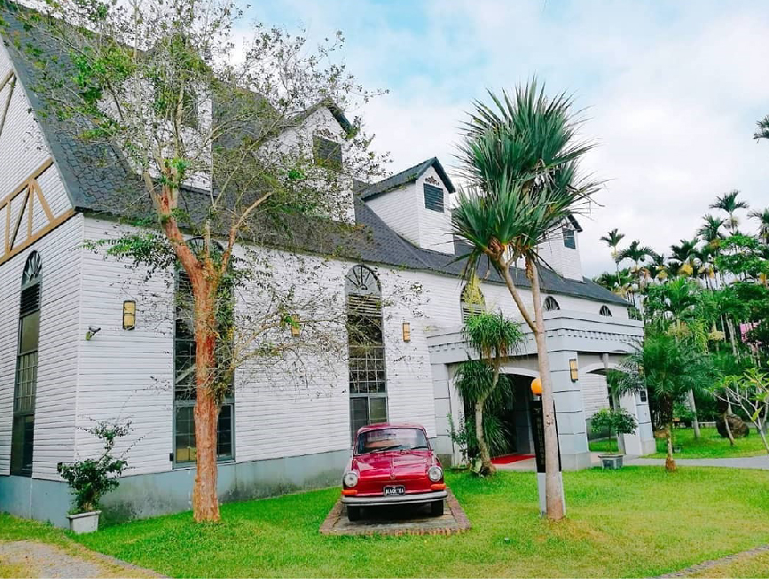 廖鄉長紅茶故事館:廖鄉長紅茶故事館位於南投魚池,是以茶為主題的故事館,在故事館裡面可以解茶的文化與歷史,還能品嚐到濃濃茶香味的紅茶, 在園區還有提供導覽簡介可以看著簡介更了解紅茶故事館呦~