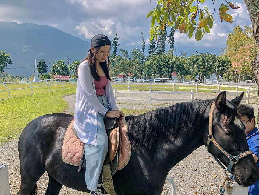 台東初鹿牧場：初鹿牧場位於台東縣卑南鄉明峰村，是全國歷史最悠久的大型坡地觀光牧場，因為牧場位於高台 地，坡度不大排水良好，加上氣候溫和雨量豐沛， 因此在初鹿牧場的牧草生長旺盛，一整年都可以供應牧草，在園區裡面有規劃放牧區、餵食區、森林浴、滾草區等， 在園區裡面還有販賣用初鹿鮮奶做的小饅頭，還能餵牛吃牧草餵馬吃紅蘿蔔，還能體驗騎馬的樂趣。