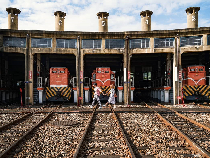 彰化扇形車庫:扇形車庫古蹟位於彰化,為台灣僅存的扇形火車庫為鐵道文化保存完善的珍寶,而且還是東南亞唯一還在使用的火車旅館, 還有全國少見重達65噸的蒸氣大吊車,會叫扇形車庫是因為車庫的造型就像是一個扇子的形狀,共有十二個股道, 火車奔馳長距離後進入車庫休息保養讓扇形車庫有了火車頭旅館的美稱,原本台灣還有五座扇形車庫,不過後來都拆除了, 現在彰化扇形車庫保留了歷史,還免費開放讓大家參觀,很值得前往遊玩!