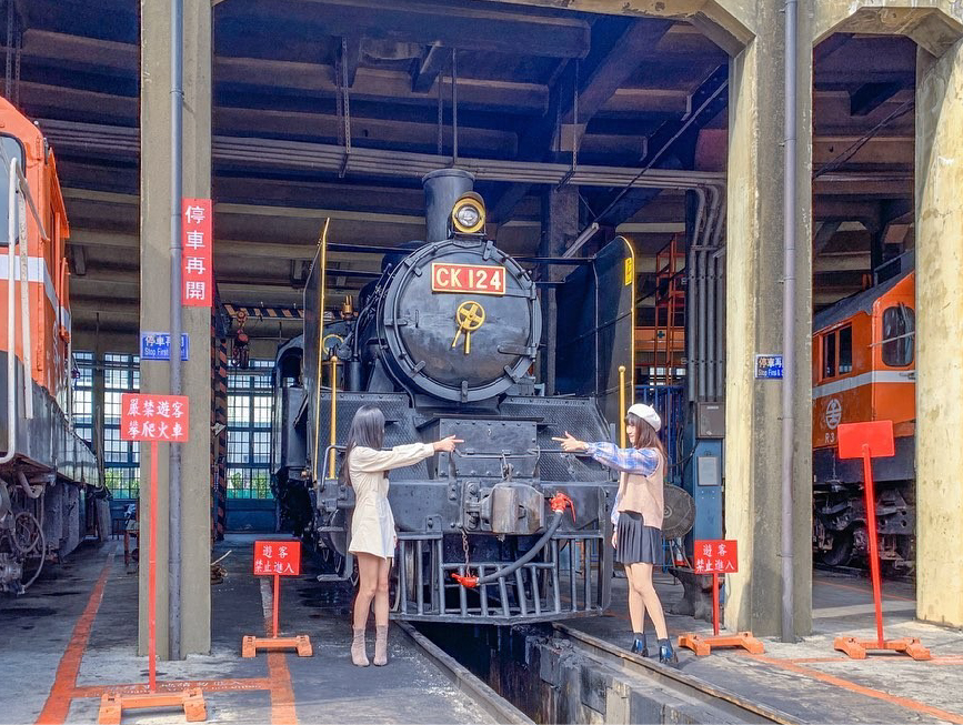 彰化扇形車庫:扇形車庫古蹟位於彰化,為台灣僅存的扇形火車庫為鐵道文化保存完善的珍寶,而且還是東南亞唯一還在使用的火車旅館, 還有全國少見重達65噸的蒸氣大吊車,會叫扇形車庫是因為車庫的造型就像是一個扇子的形狀,共有十二個股道, 火車奔馳長距離後進入車庫休息保養讓扇形車庫有了火車頭旅館的美稱,原本台灣還有五座扇形車庫,不過後來都拆除了, 現在彰化扇形車庫保留了歷史,還免費開放讓大家參觀,很值得前往遊玩!