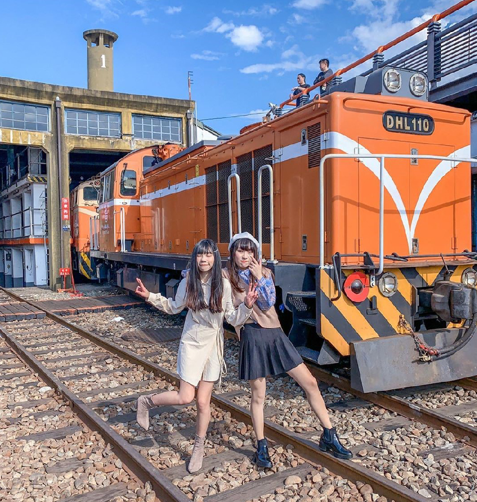 彰化扇形車庫:扇形車庫古蹟位於彰化,為台灣僅存的扇形火車庫為鐵道文化保存完善的珍寶,而且還是東南亞唯一還在使用的火車旅館, 還有全國少見重達65噸的蒸氣大吊車,會叫扇形車庫是因為車庫的造型就像是一個扇子的形狀,共有十二個股道, 火車奔馳長距離後進入車庫休息保養讓扇形車庫有了火車頭旅館的美稱,原本台灣還有五座扇形車庫,不過後來都拆除了, 現在彰化扇形車庫保留了歷史,還免費開放讓大家參觀,很值得前往遊玩!